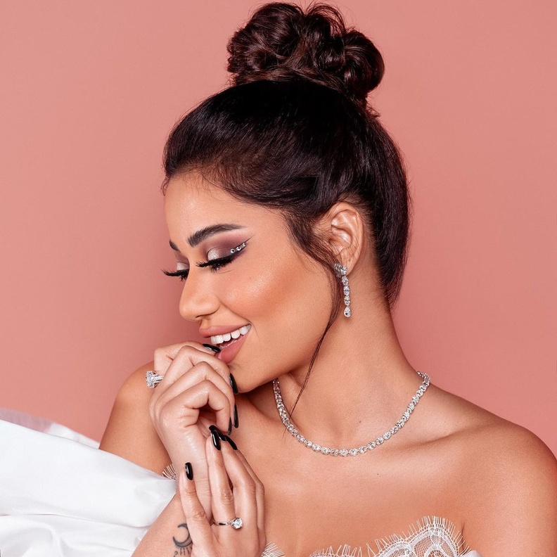 مكياج عيون مرصع باللؤلؤ والكريستال من وحي النجمات العرب لسهرات رمضان