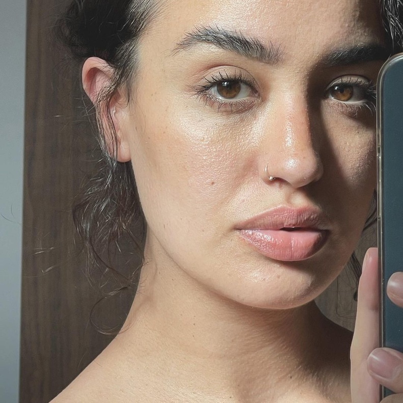 نينا عبد الملك تستعرض ملامحها بدون مكياج والشيب في شعرها