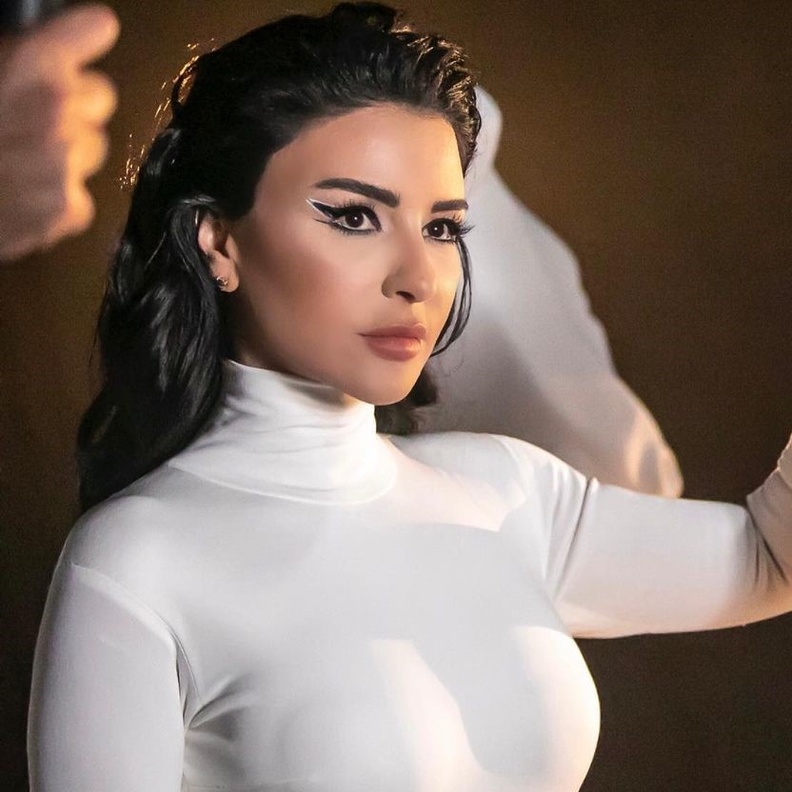 ماغي بو غصن تفاجئ الجمهور بإطلالة مكياج جريئة ترويجاً لمسلسل "للموت"