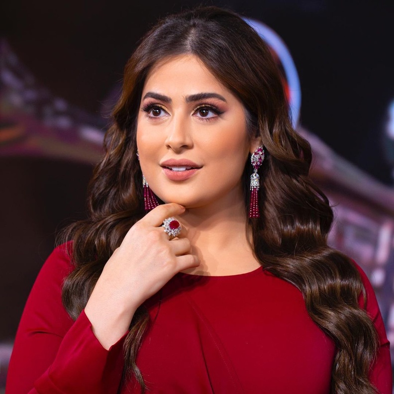 تغييرات جمالية لافتة ظهرت بها رؤى الصبان في برنامجها "بيني وبينك"