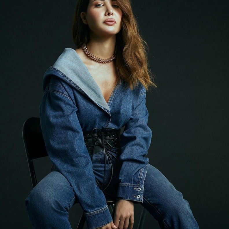 إطلالة نانسي عجرم بجمبسوت دنيم أزرق مميّز من ALAÏA