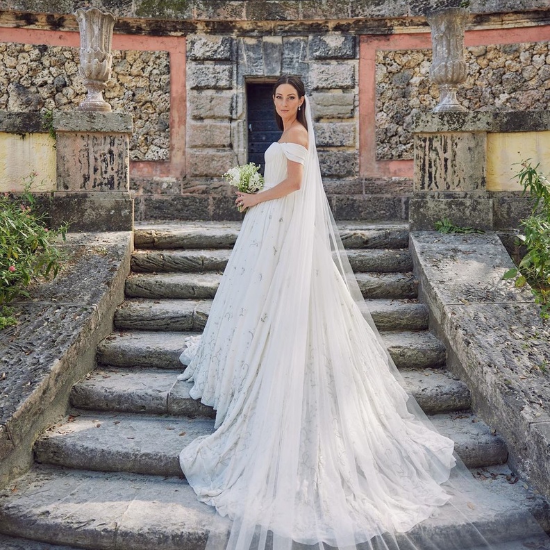 خبيرة الموضة ميكايلا إرلانجر بإطلالة مبهرة من برادا في حفل زفافها