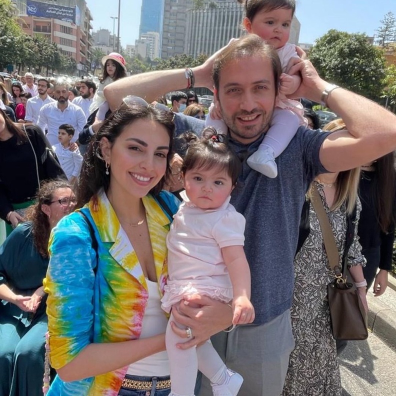 فاليري ابو شقرا تكشف لأول مرة عن ملامح طفلتيها التوأم ..شاهدوا جمالهما