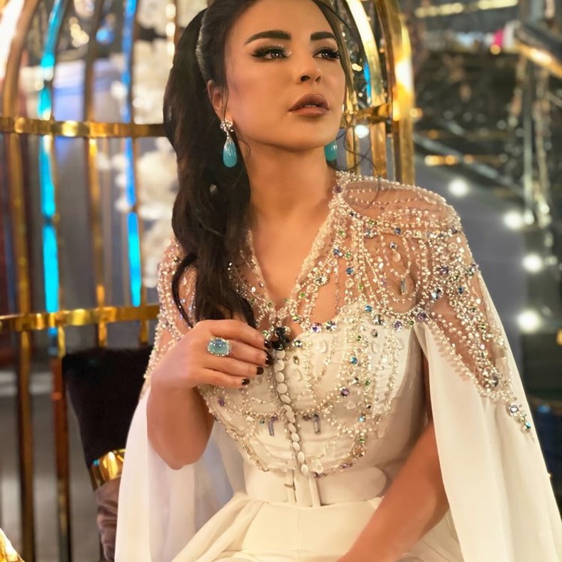 إطلالة ماغي أبو غصن بالأبيض تلفت الأنظار من تصميم أنطوان قارح