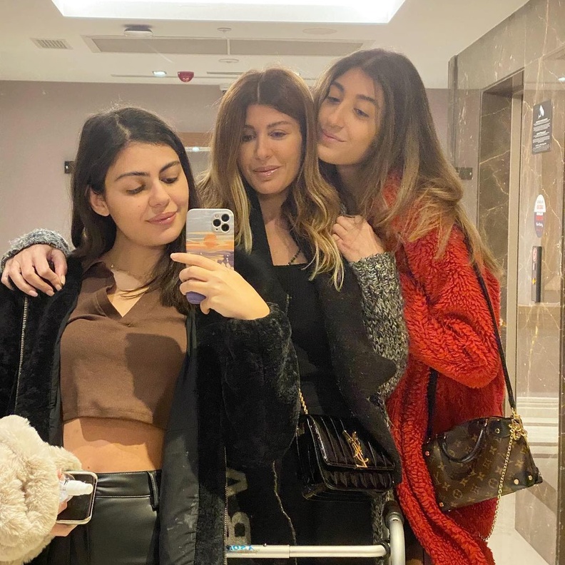  ريتا حرب توجه رسالة لإبنتيها الشابتين بعد أزمتها الصحية الصعبة