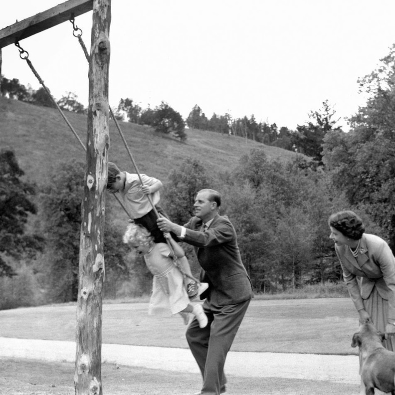 الأمير تشارلز ينشر صورة نادرة من طفولته مع والده الراحل