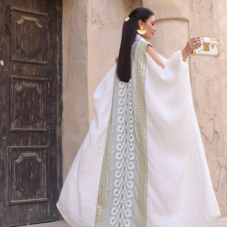 إطلالة ديما الأسدي بعبايا رمضانية بيضاء مطرزة لافتة 