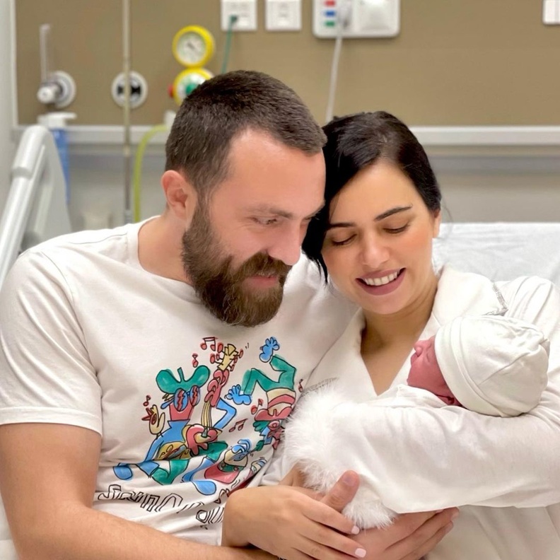 عزة زعرور تكشف الصورة الأولى لطفلها بعد صعوبات واجهتها خلال ولادتها