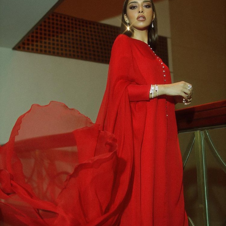 إطلالات النجمات العربيات أبرزها بلقيس التي لمعت باللّون الأحمر من SemSem