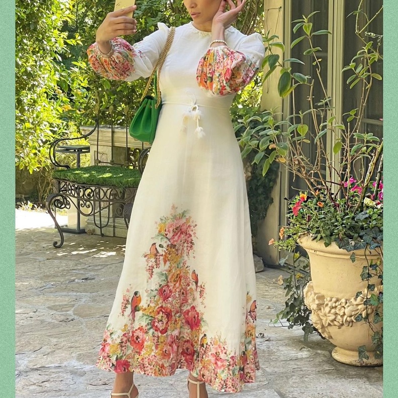 إطلالات جينيفر لوبيز الأخيرة مشرقة بتصاميم ربيعية