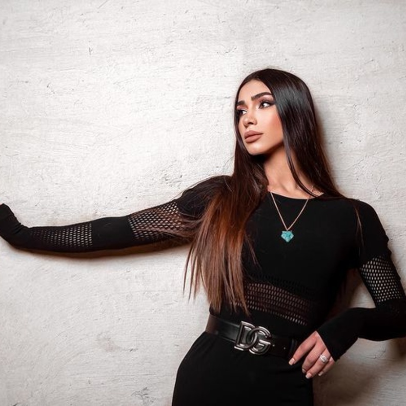 إطلالة تيا ديب بلوك كامل باللّون الأسوج اللاّفت