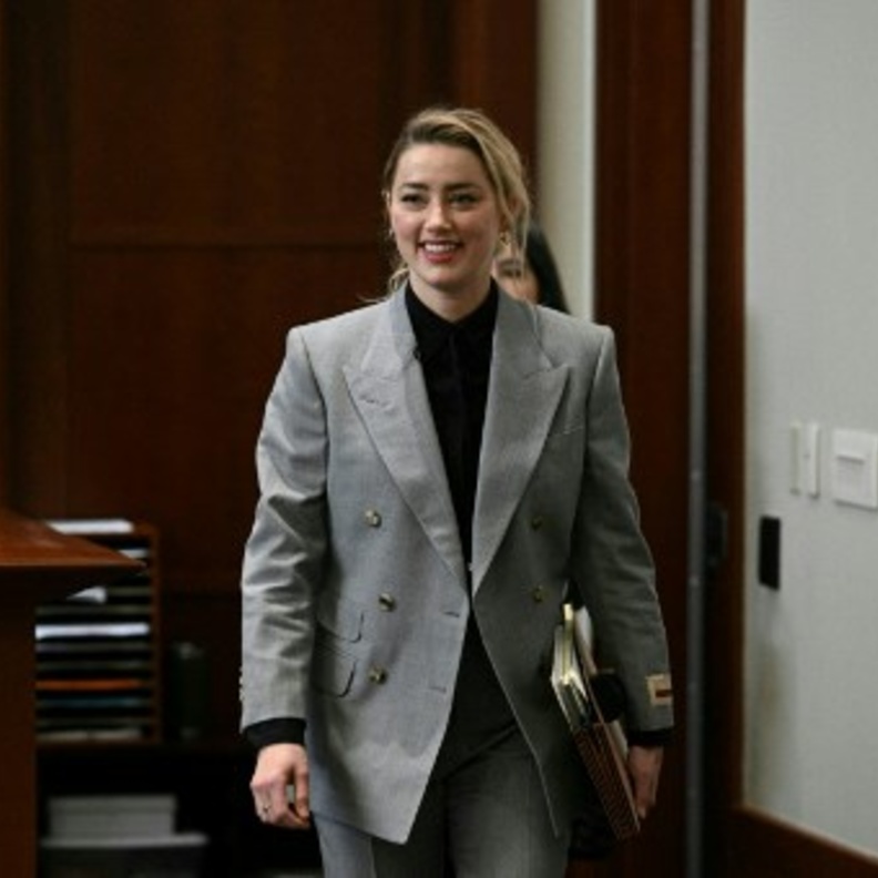 أمبر في المحكمة ببدلة كلاسيكية