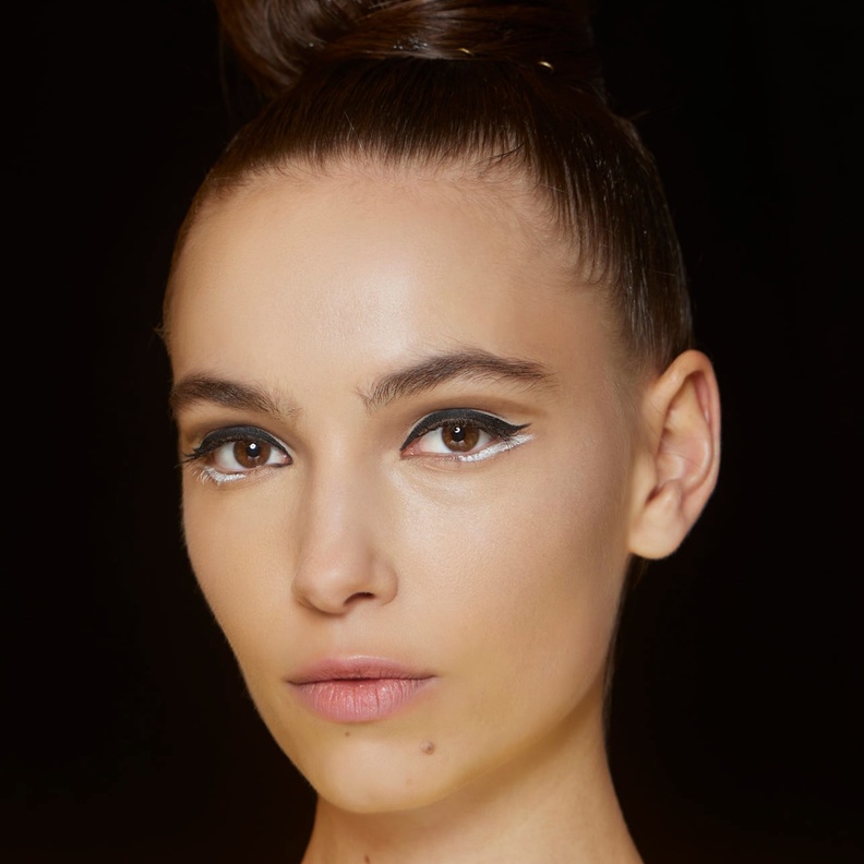 خطوات وضع الكحل الأبيض أحدث صيحات موضة صيف 2022