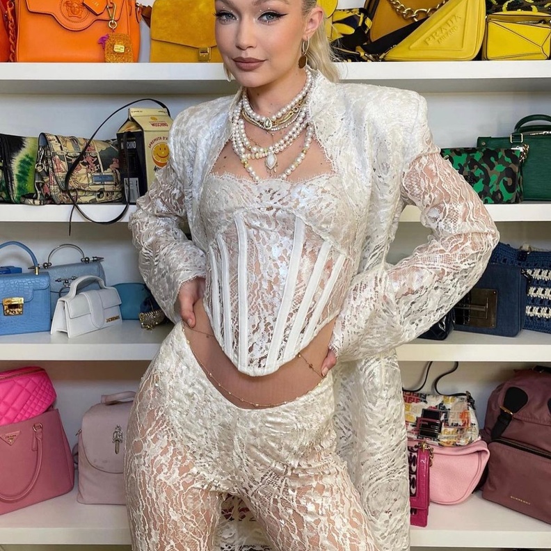 صور جيجي حديد بإطلالة خاطفة وخارجة عن المألوف إحتفالاً بعيد ميلادها