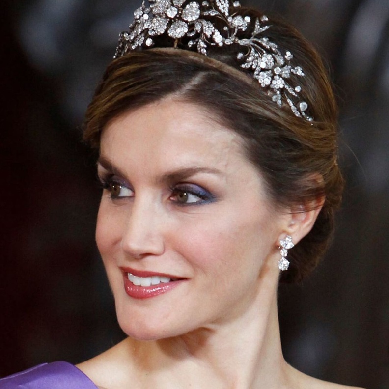 ليتيزيا ملكة إسبانيا تتألق بتاج The Spanish Floral Tiara المرصع بحجر الألماس