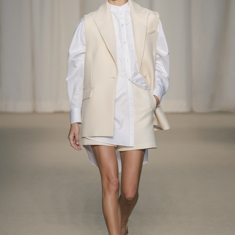 موديلات جاكيتات ساحرة بدون أكمام لاطلالة يومية في صيف 2022