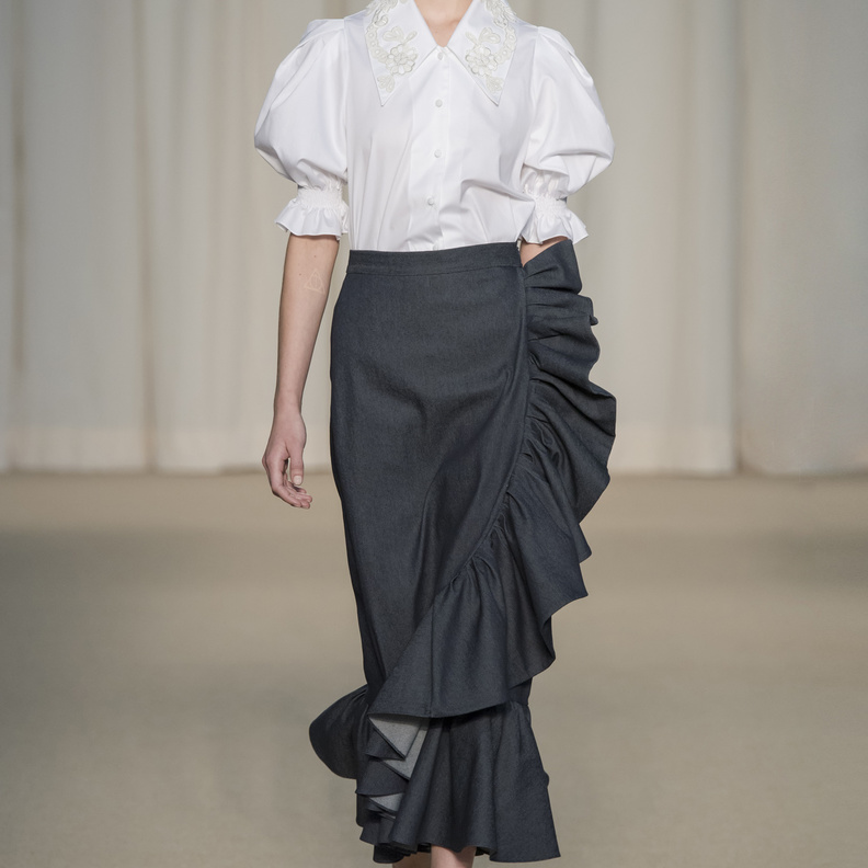 موديلات تنانير طويلة باللون الأسود لإطلالة أنيقة في رمضان 2022