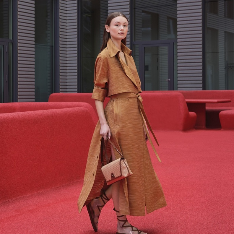 إطلالات أنيقة بالألوان الترابية للوك ساحر ولافت من Akris