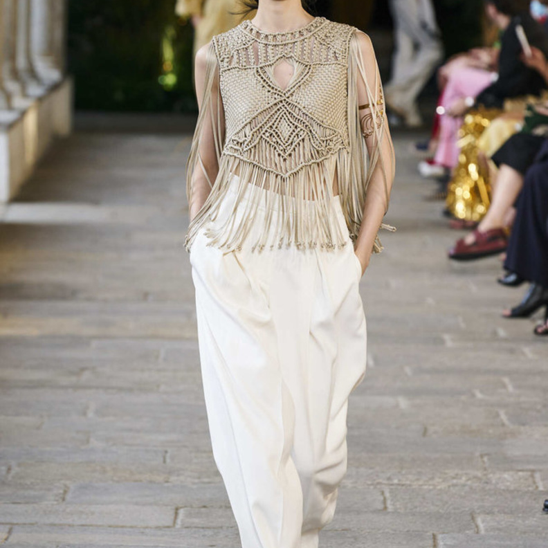 كيفية اعتماد الشراريب مع التوبات المفرغة من دار Alberta Ferretti