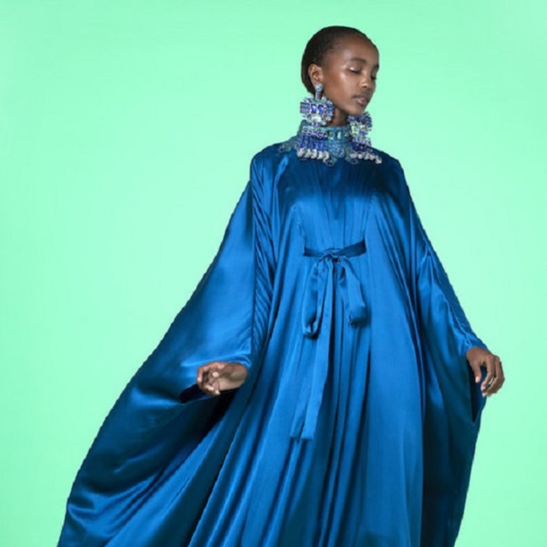 عبايات من قماش الحرير لإطلالة رمضانية للعروس