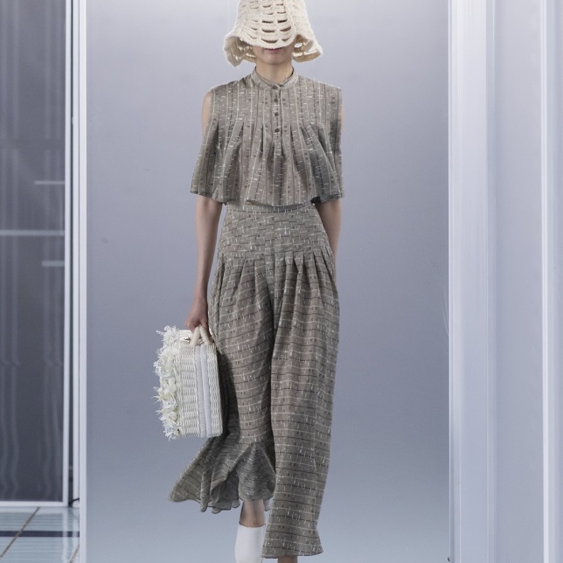 تنسيق التنورة الطويلة بأسلوب الطقم من a