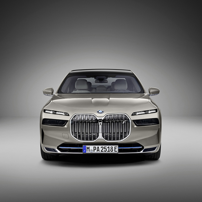 BMW الفئة السابعة الجديدة: رفاهية السيارات الفاخرة وأحدث ابتكارات العصر الرقمي