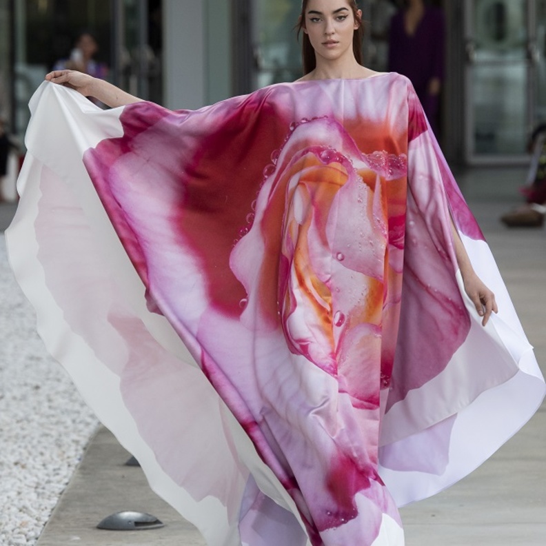 تنسيق الألوان الزاهية بأسلوب العبايا من Laura Biagiotti