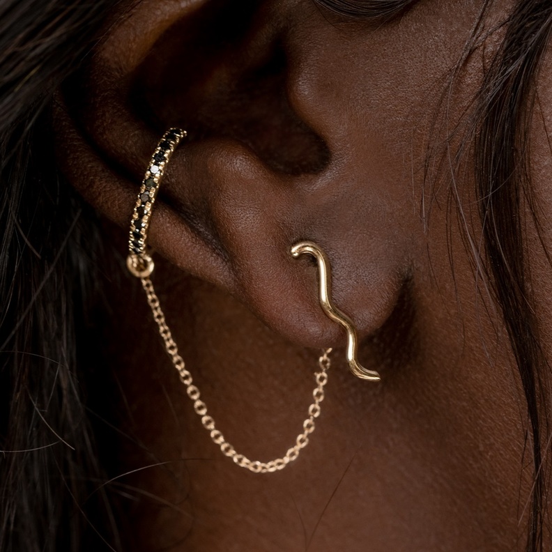 احصلي على إطلالة أكثر جاذبية بالأقراط المرصعة بالماس الأسود