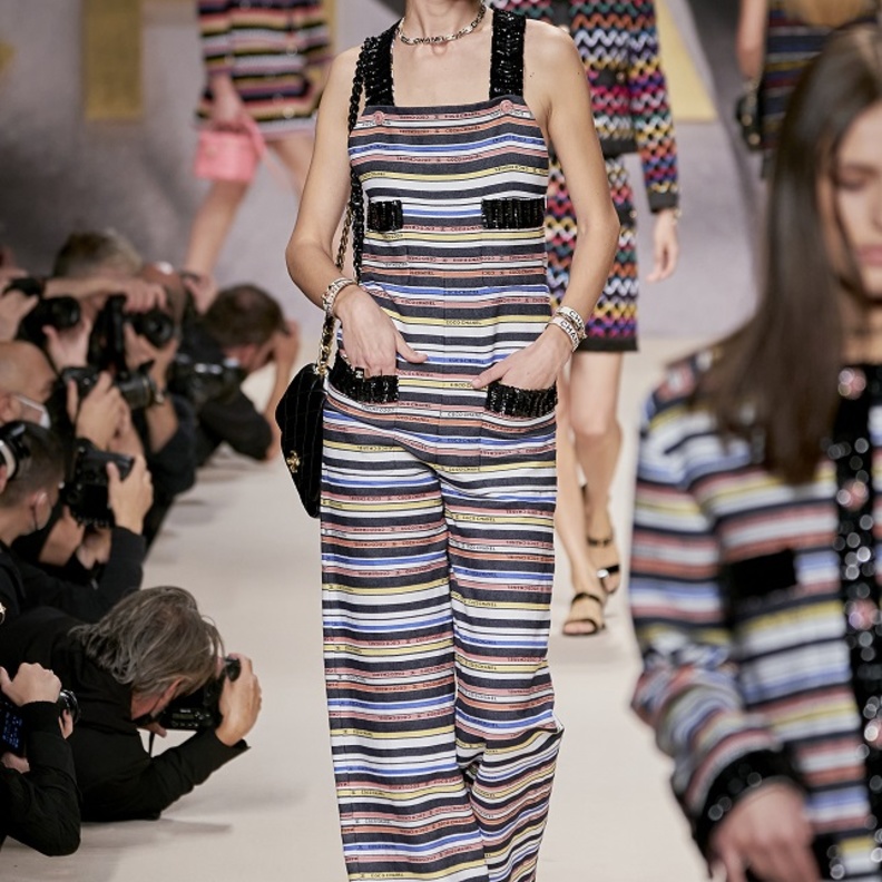 تنسيق إطلالات مميّزة للعيد بأسلوب الجمبسوت المميّز من CHANEL