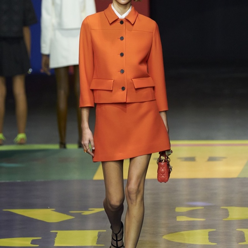 إطلالات باللّون البرتقالي بأسلوب الطقم من Christian Dior