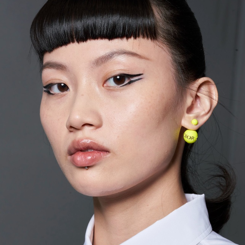 مكياج عيون غرافيكي لربيع 2022 وأهم المستحضرات لتطبيقه