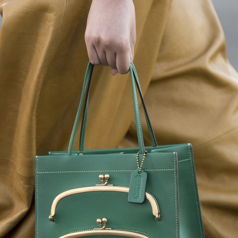 موضة الحقائب الخضراء الإختيار الأساسي في أمسيات رمضان 2022