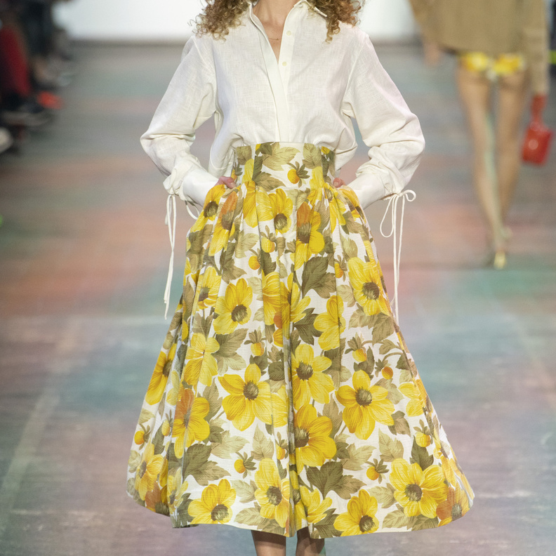 إستعدي للعيد ونسّقي موضة القميص الأبيض مع التنانير العصرية