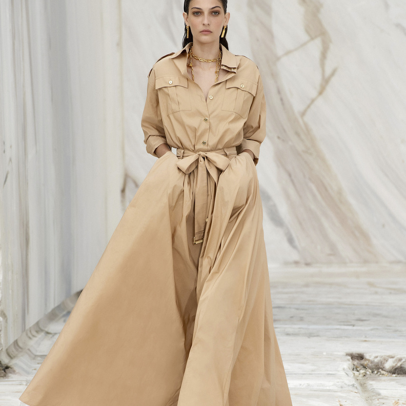 فساتين محجبات باللون البيج لإطلالة مميزة في رمضان 2022