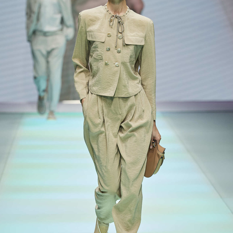 إطلالات راقية وكلاسيكية بموضة بناطيل البيج في رمضان 2022