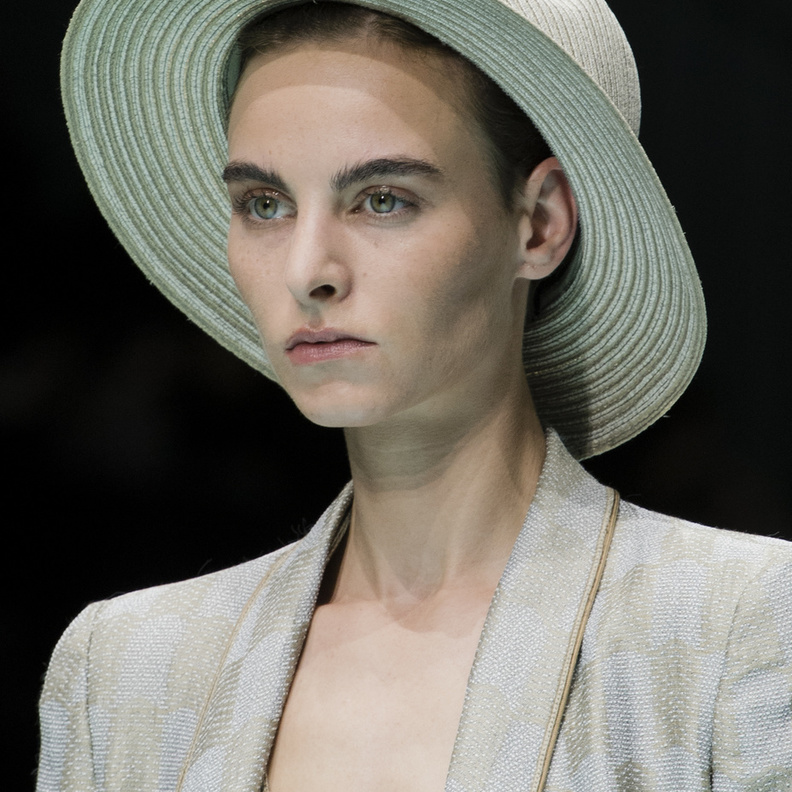 أجمل أشكال القبعات الدائرية وطرق تنسيقها لإطلالة مميزة في صيف 2022