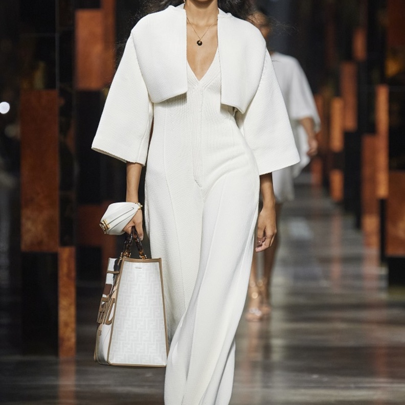 أبرز تصاميم الجمبسوت 2022 للوك أنيق من Fendi