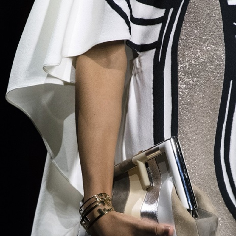 حقائب يد صغيرة الحجم بألوان ميتاليكية من Fendi