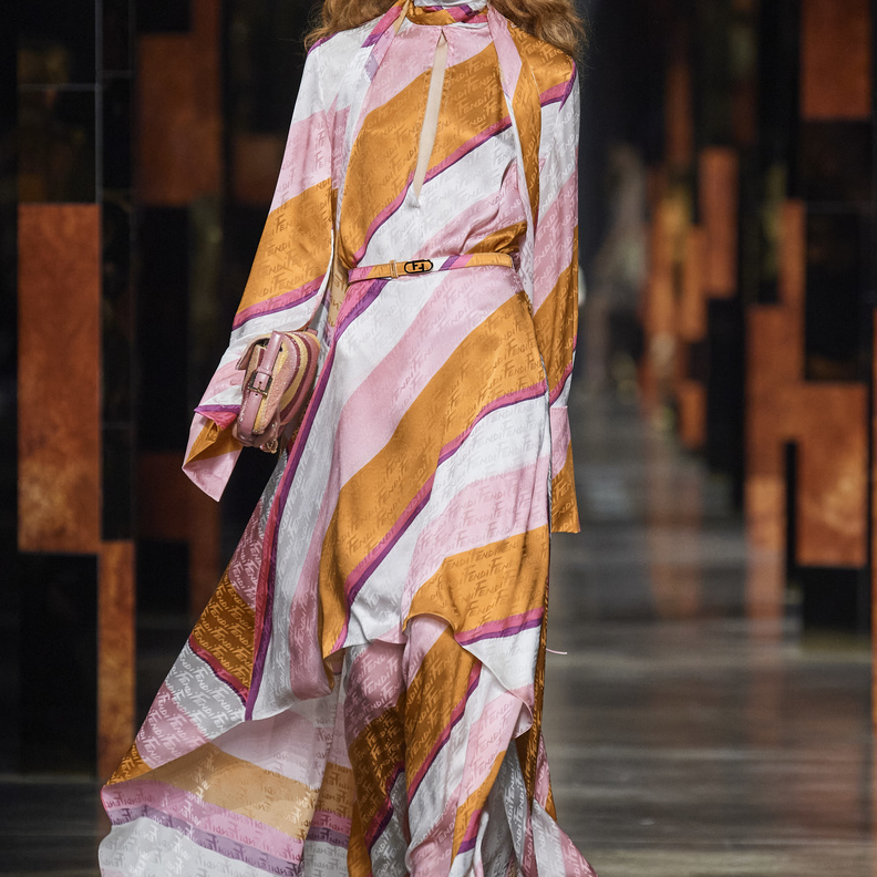 موديلات فساتين ستان للصبايا المحجبات لسهرات رمضان 2022