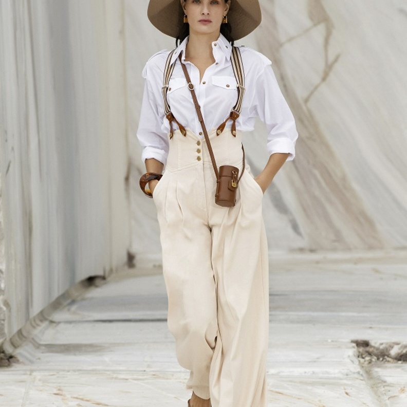 تنسيق اللّون الأبيض مع البيج لإطلالة لافتة وعصرية من Elisabetta Franchi