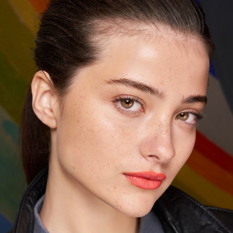 شفاه متوهجة وجريئة لإطلالة صيفية منعشة مع هذه المستحضرات