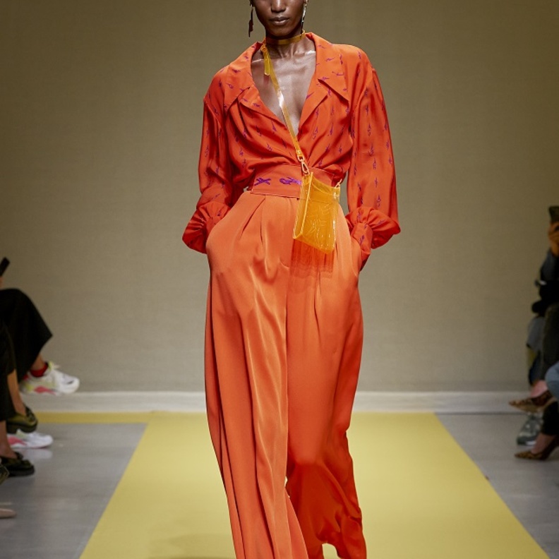 أفكار تنسيق السروال الملون لإطلالة مونوكروم من Hui