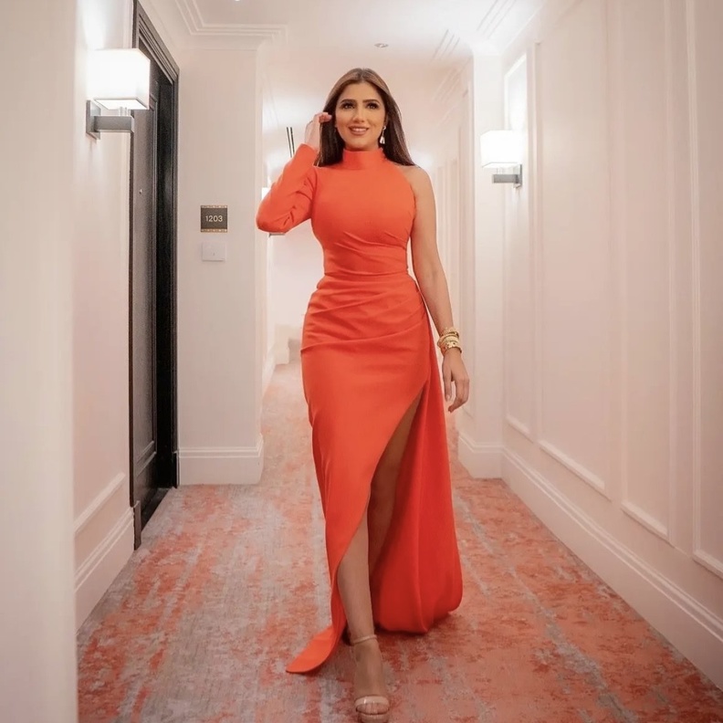 إطلالة أنيقة لمي عمر باللون البرتقالي