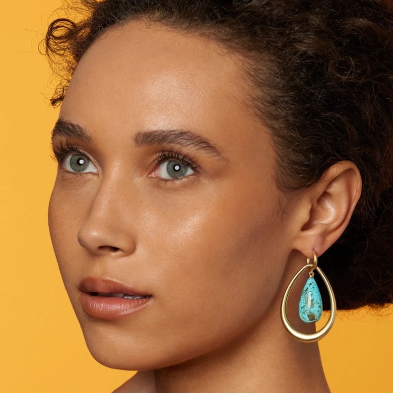 قطع مجوهرات لا يمكن الاستغناء عنها في إطلالة العباية الرمضانية