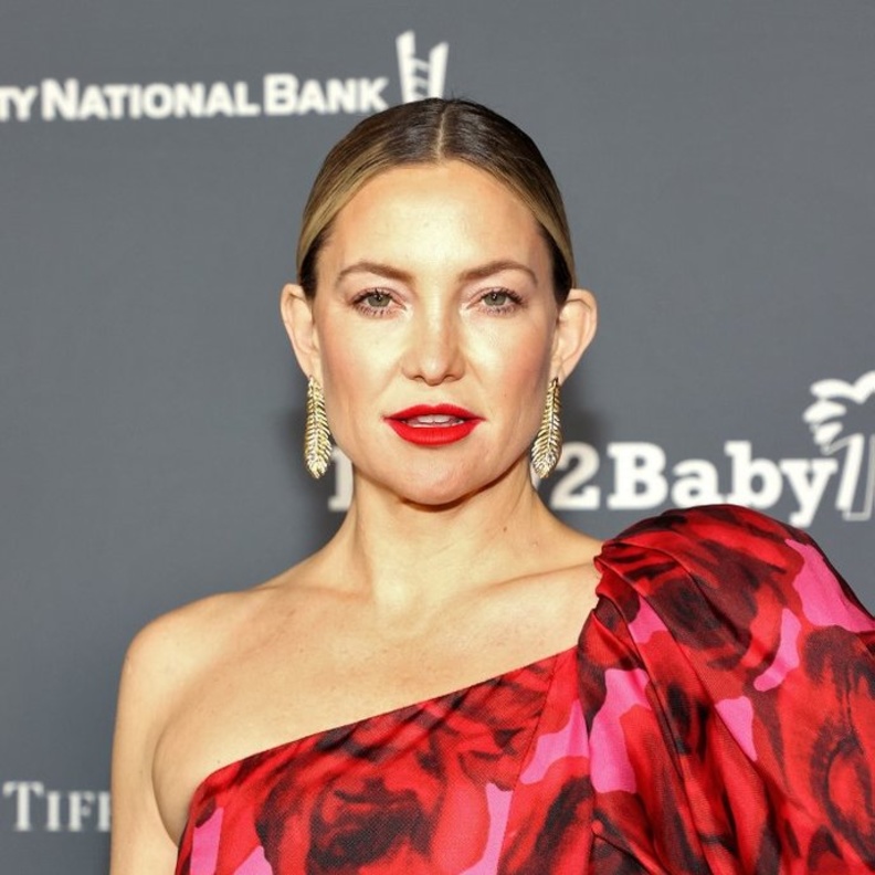 Kate Hudson خلال  حفل Baby2Baby