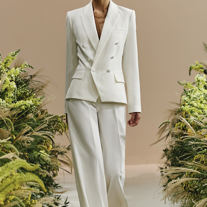 إطلالات محتشمة مع البدلات الرسمية البيضاء في عيد الفطر 2022