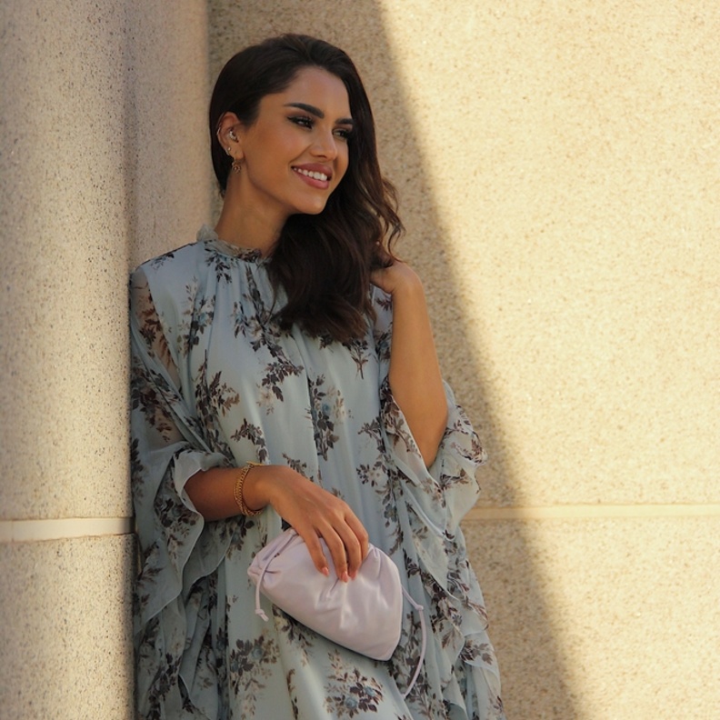 تألقي في موسم الصيف بإطلالة حريرية من Mytheresa