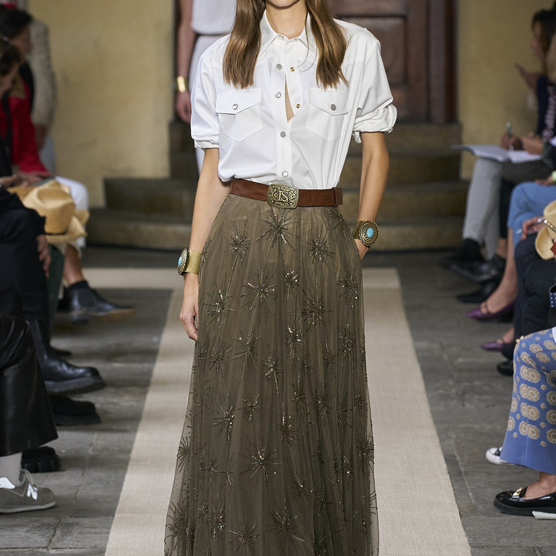 طرق لاتداء وتنسيق موضة التنانير الطويلة للإطلالات اليومية في رمضان 2022