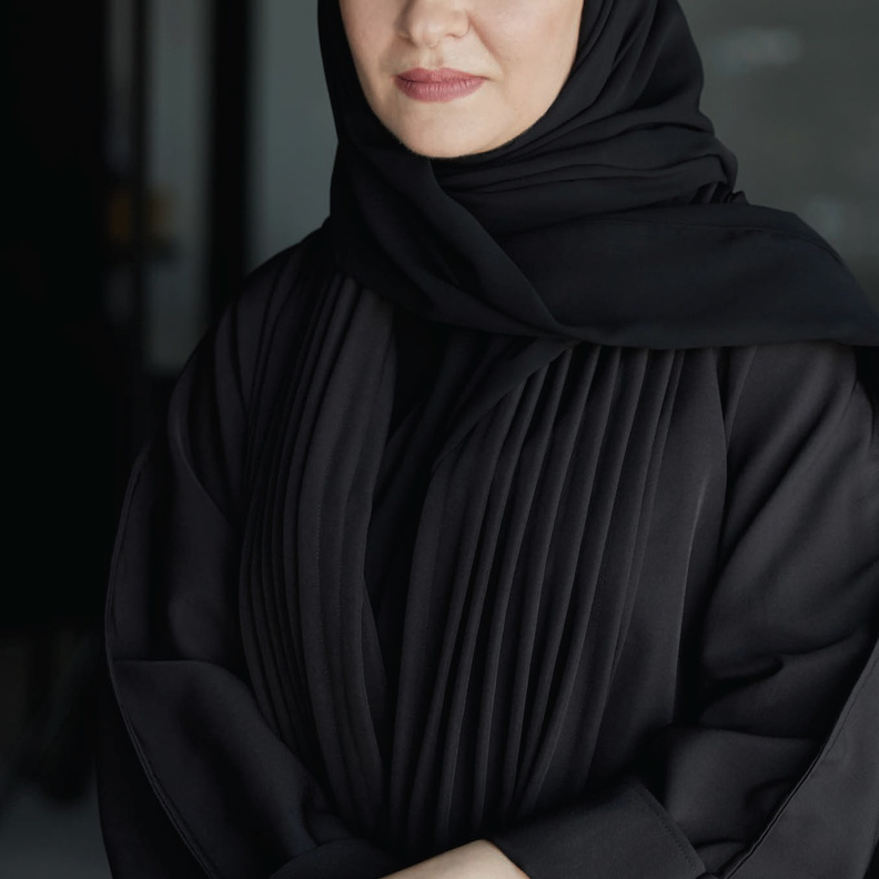 حوار مجلة "هي" مع المصممة الإماراتية خلود شرفي بمناسبة تعاونها مع Michael Kors