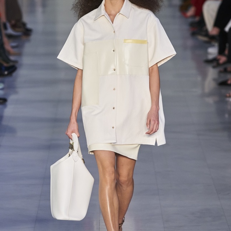 3 طرق لتنسيق القميص الواسع لإطلالة عصرية مريحة لصيف 2022